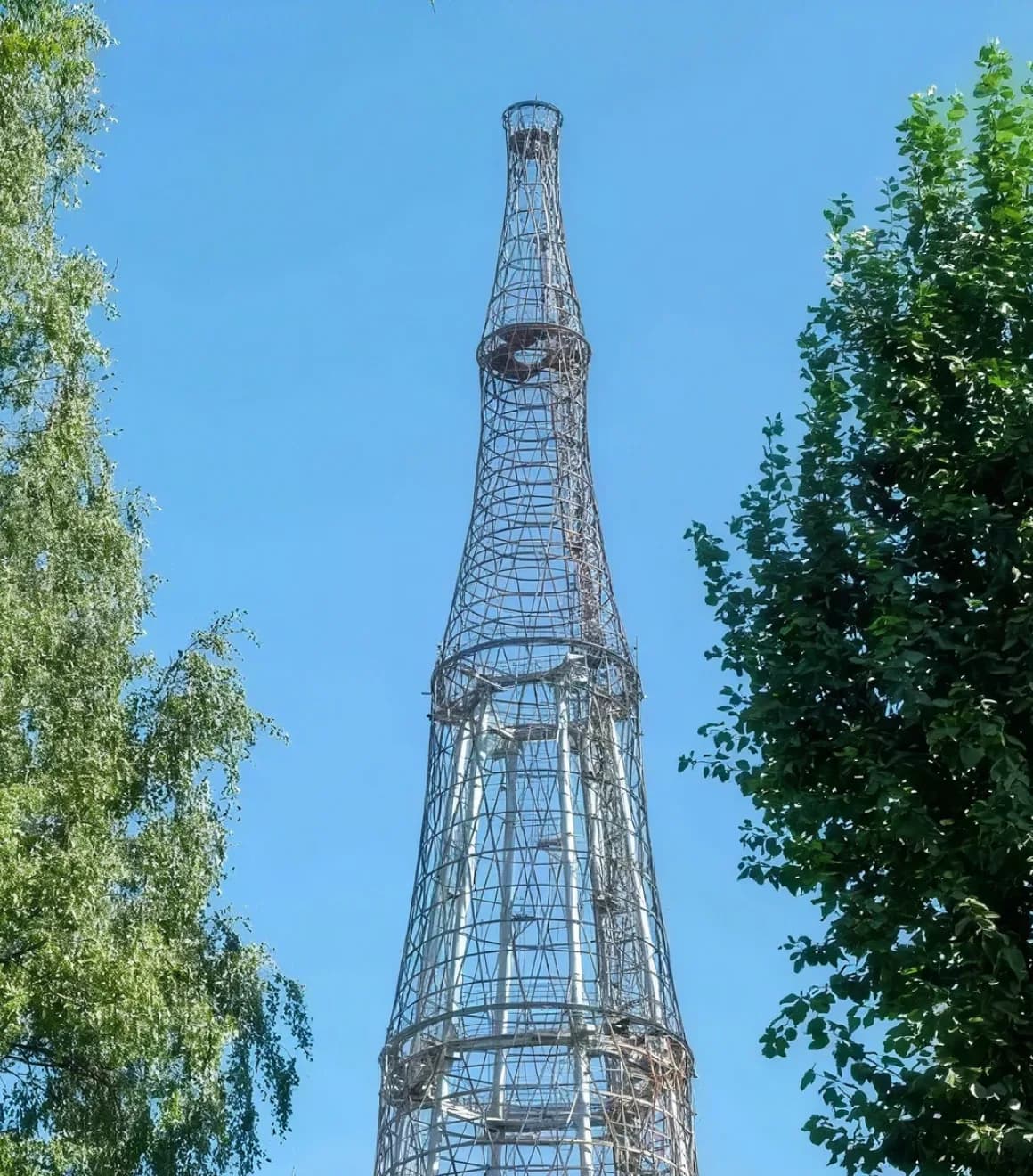 Шаболовская башня в листве летом