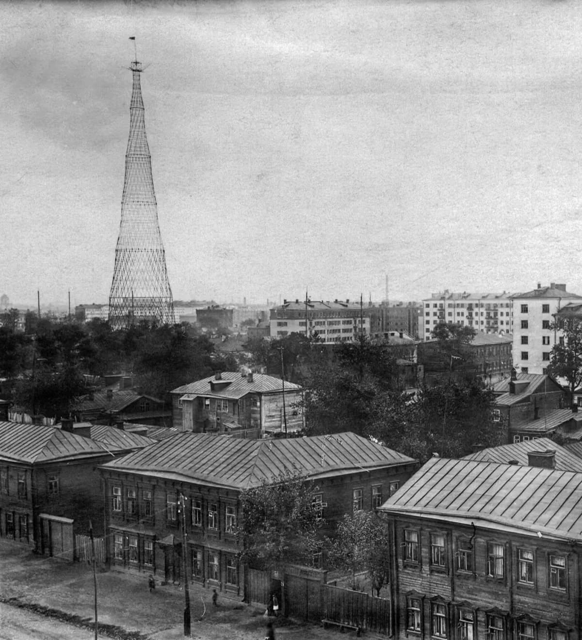 Шаболовская башня над деревянной застройкой Москвы, архивный снимок