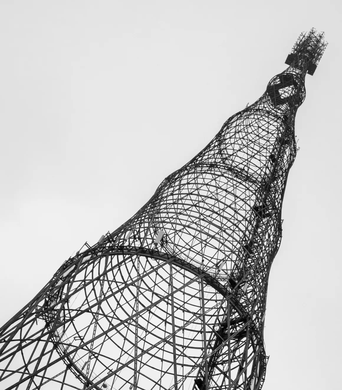 Шаболовская башня целиком против светлого неба